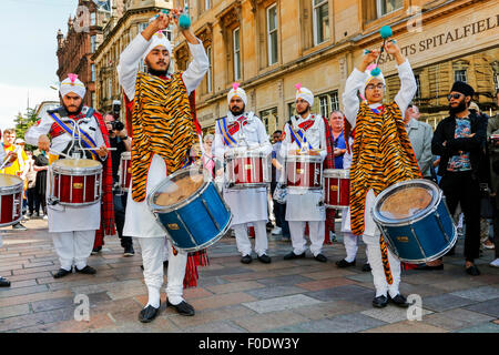 Glasgow, UK, 13. August 2015. In Glasgows jährliche Festival der Dudelsack-Musik unterhalten "Piping Live", die mit der WM-Wettbewerb am Samstag, 15. August, National Pipe Band of Malaysia - "The Sri Dasmesh Pipe Band" mit Sitz in Kuala Lumpar endet die Massen in der Buchanan Street und George Square, durch das spielen ein Medley aus schottischer Dudelsack Musik an einem sonnigen Tag in Schottland. Bildnachweis: Findlay/Alamy Live-Nachrichten Stockfoto