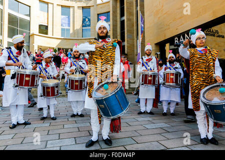 Glasgow, UK, 13. August 2015. In Glasgows jährliche Festival der Dudelsack Musik, "Piping Live", endet mit der WM-Wettbewerb am Samstag 15te August, National Pipe Band of Malaysia - "The Sri Dasmesh Pipe Band" mit Sitz in Kuala Lumpar unterhalten die Massen in der Buchanan Street und George Square, durch das spielen ein Medley aus schottischer Dudelsack Musik an einem sonnigen Tag in Schottland. Bildnachweis: Findlay/Alamy Live-Nachrichten Stockfoto