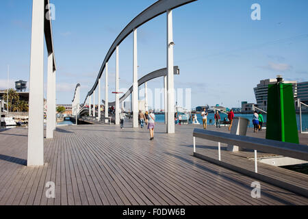 Rambla de Mar hölzerne Promenade am Port Vell in der Innenstadt von Barcelona in Katalonien, Spanien. Stockfoto