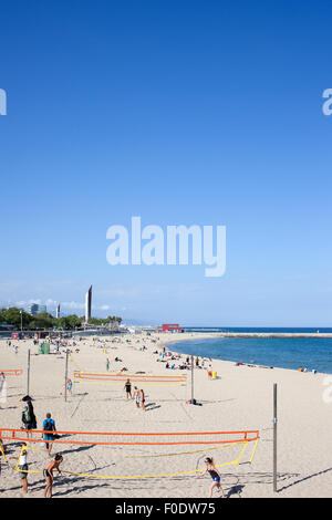 Menschen spielen Sie Volleyball am Strand in Barcelona, Katalonien, Spanien. Stockfoto