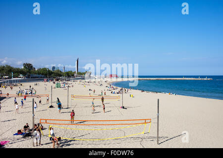 Menschen spielen Sie Volleyball am Strand in Barcelona, Katalonien, Spanien. Stockfoto