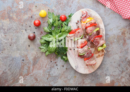 Fleischspieße mit Gemüse in Kräuter und Öl-Marinade, Ansicht von oben Stockfoto
