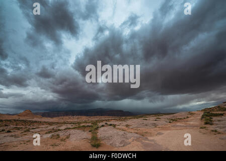 Regen Sturmwolken Aufbau über die Wüstenlandschaft Utah Stockfoto