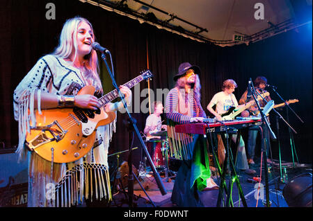 Preston, UK. 12. August 2015. Folk-Rock Band Zittern Glocken im Konzert im The Continental, Preston, Lancashire. Lead-Sänger Lavinia Blackwall im Vordergrund. Bildnachweis: John Bentley/Alamy Live-Nachrichten Stockfoto