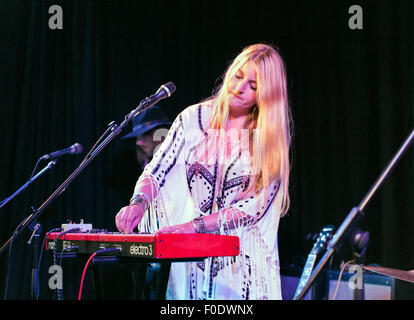 Preston, UK. 12. August 2015. Folk-Rock Band Zittern Glocken im Konzert im The Continental, Preston, Lancashire. Lead-Sänger Lavinia Blackwall im Vordergrund. Bildnachweis: John Bentley/Alamy Live-Nachrichten Stockfoto