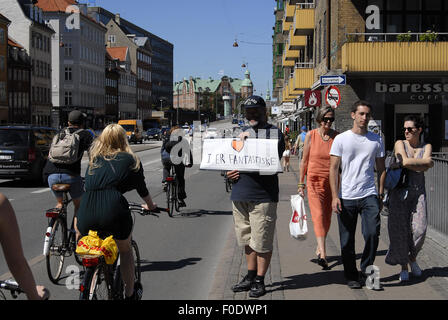 Kopenhagen, Dänemark. 13. August 2015. Dänischer Mann sucht Umarmungen mit Banner sind fantastisch, von Passanten am Christianhavn Kanalbrücke. Stockfoto