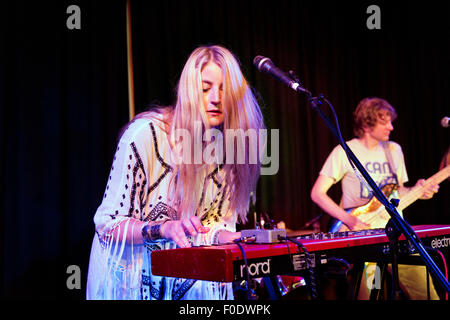 Preston, UK. 12. August 2015. Folk-Rock Band Zittern Glocken im Konzert im The Continental, Preston, Lancashire. Lead-Sänger Lavinia Blackwall im Vordergrund. Bildnachweis: John Bentley/Alamy Live-Nachrichten Stockfoto