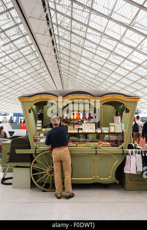 Laduree Kiosk am Charles de Gaulle Airport, französische Luxus-Bäckerei und Süßigkeiten-Hersteller in Paris, Frankreich. Stockfoto