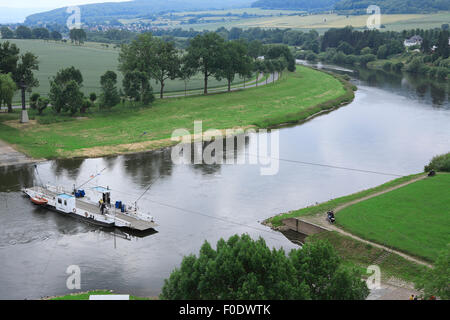 Blick auf Weser gelegen mit Reaktion Fähre. Polle, Niedersachsen, Weser-Hochland, Deutschland, Europa Stockfoto