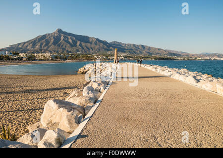 Bucht und Strand von Puerto Banus in Marbella mit La Concha Berg im Hintergrund. Andalusien, Spanien. Stockfoto