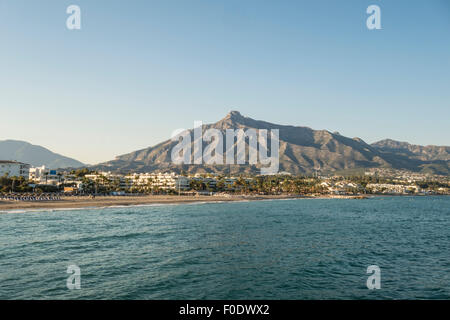 Bucht und Strand von Puerto Banus in Marbella mit La Concha Berg im Hintergrund. Andalusien, Spanien. Stockfoto