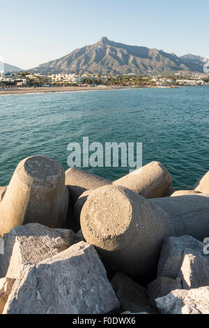 Bucht und Strand von Puerto Banus in Marbella mit La Concha Berg im Hintergrund. Meer-Wandschutz, Andalusien, Spanien. Stockfoto