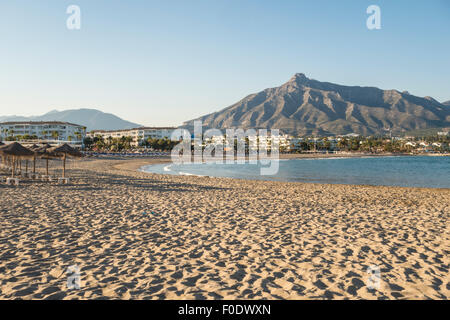 Bucht und Strand von Puerto Banus in Marbella mit Berg La Concha im Hintergrund leer. Andalusien, Spanien. Stockfoto