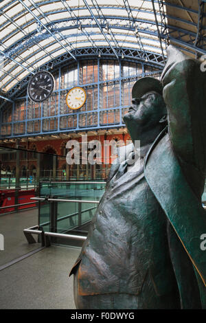 Statue von John Betjeman am Bahnhof St Pancras mit Dent Uhr und Replik Stockfoto