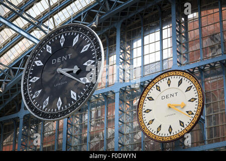 Die Dent-Uhr und es ist schwarz und Silber Replik am Bahnhof St Pancras Stockfoto