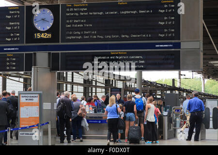 Reisende vor den Toren der Plattform von St Pancras Bahnhof Stockfoto