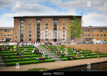 Studenten sitzen auf Stufen die Regents Canal vor Central Saint Martins Stockfoto