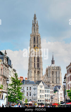 Blick auf den Turm der Kathedrale von Notre-Dame in Antwerpen, Belgien. Stockfoto