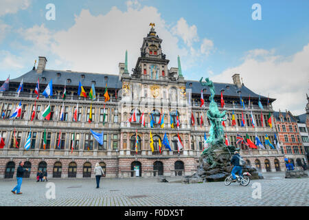 Blick auf den Brabo-Brunnen in der Grote Markt Platz in Antwerpen, Belgien Stockfoto