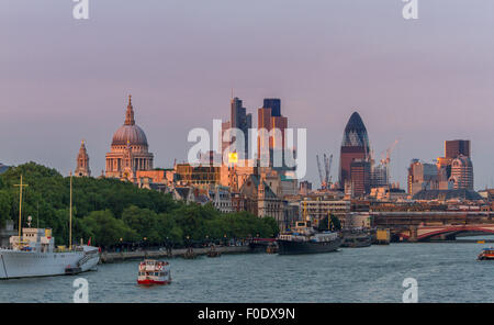 Die City of London und St Paul's Cathedral von der Waterloo Bridge im Jahr 2012 , einer der berühmtesten Ausblicke in ganz London, London, Großbritannien Stockfoto