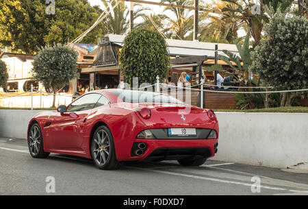 Ferrari California geparkt vor Luxus Bar, Puerto Banus, Marbella, Andalusien, Spanien. Stockfoto