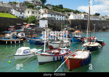 Coverack ein Fischerdorf auf der Lizard Halbinsel Cornwall England UK Boote im Hafen Stockfoto