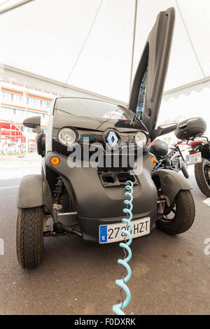 Renault Twizy Elektroauto aufladen der Batterien an einem Demo-Tag für nachhaltigen Verkehr in Adeje, Teneriffa, Kanarische Stockfoto