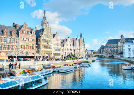 Schöne Aussicht auf die Stadt Gent in Belgien mit seinen berühmten Kanälen und mittelalterlichen Gebäuden Stockfoto