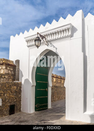 Tor in der alten Medina von Asilah, nördlich von Marokko Stockfoto