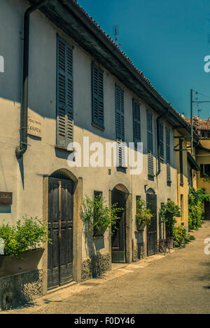 Weiß gerendert Gebäude mit Holztüren. Naviglio, Mailand, Italien. Stockfoto