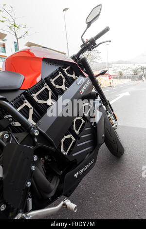 Elektro-Motorräder auf dem Display an der AdejeTec Experience Day auf dem Gelände des Tourismus-Entwicklungszentrum Adeje, Teneriffa, Stockfoto