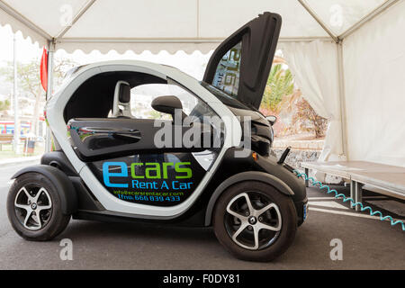 Renault Twizy Elektroauto an einem Demo-Tag für nachhaltigen Verkehr in Adeje, Teneriffa, Kanarische Inseln, Spanien. Stockfoto