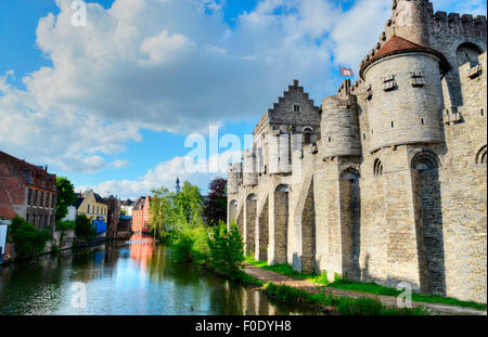 Gravensteen Schloss im Herzen von Gent Belgien mit einem Kanal und mittelalterlichen Gebäuden Stockfoto