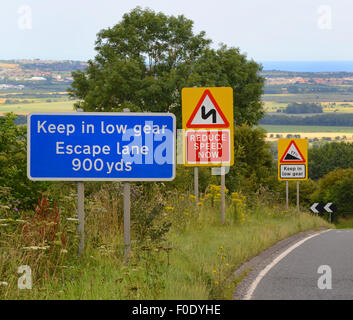 Notausstieg Lane Warnschild bei Versagen der Bremse auf einem steilen Hügel bei Staxton Scarborough Yorkshire uk Stockfoto