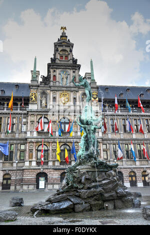 Blick auf den Brabo-Brunnen in der Grote Markt Platz in Antwerpen, Belgien Stockfoto