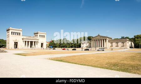 München, Deutschland - AUGUST 3: Touristen in der Pinakothek in München, Deutschland am 3. August 2015. Während des Dritten Reichs das Quadrat Stockfoto