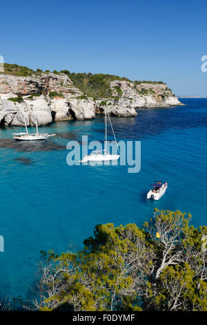 Yachten in der Bucht Cala Macarella, in der Nähe von Cala Galdana, Süd-West-Küste, Menorca, Balearen, Spanien, Europa verankert Stockfoto