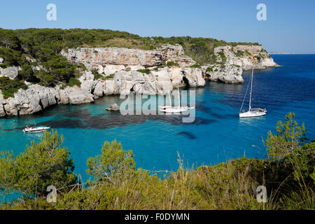 Yachten in der Bucht Cala Macarella, in der Nähe von Cala Galdana, Süd-West-Küste, Menorca, Balearen, Spanien, Europa verankert Stockfoto