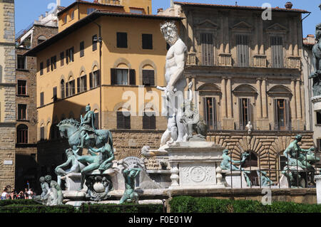 Die Statue von Neptun, die zentrale Figur in den Brunnen entblößte seinen Namen in der Piazza della Signoria, Florenz, Italien. Stockfoto