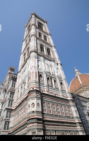 Giottos Glockenturm mit der Kuppel des Doms, Florenz, im Hintergrund. Stockfoto