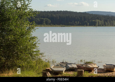 Kleine Fischer Boote am Lipno-Stausee in Süd Böhmen, Tschechische Republik, Europa, 160 km oder 100 Meilen südlich von Prag. Stockfoto