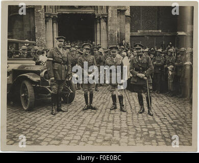 Das Kanadische Korps nahm wahrscheinlich während oder nach dem Ersten Weltkrieg an einem Thanksgiving-Gottesdienst und -Empfang Teil. Die Veranstaltung feierte die Bemühungen der Truppen und würdigte ihre Opfer als Symbol der Dankbarkeit der lokalen Bevölkerung. Stockfoto