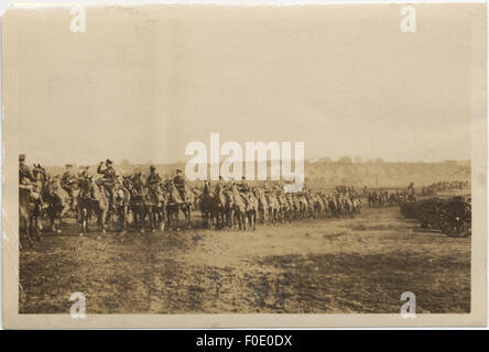 Dieses historische Foto zeigt eine Inspektion durch König Georg V. von der 5. Kanadischen Feldartillerie (CFA) in Witley, England, im Jahr 1916. Das Ereignis ist ein bedeutender Moment in der Militärgeschichte während des Ersten Weltkriegs Stockfoto