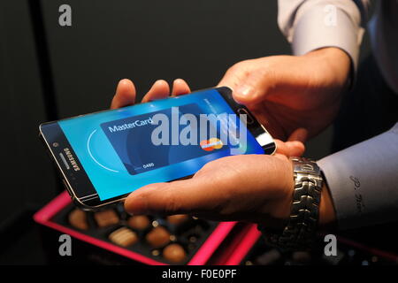 London, UK. 29. Juli 2015. Das Zahlungssystem Pay-Samsung zeigt sich auf einem Smartphone des südkoreanischen Herstellers, in London, UK, 29. Juli 2015 produziert. Foto: TERESA DAPP/DPA/Alamy Live-Nachrichten Stockfoto