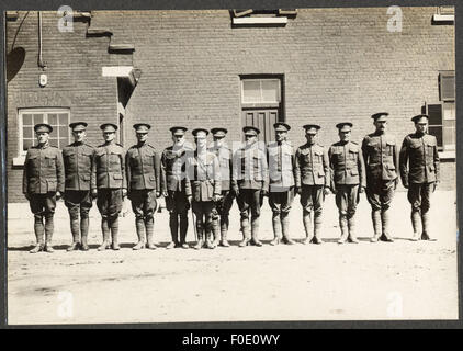 Dieses Foto zeigt Soldaten aus Westkanada, wahrscheinlich während eines bedeutenden militärischen Ereignisses oder Konflikts. Diese Personen repräsentieren die militärischen Beiträge dieser Region in der kanadischen Geschichte. Stockfoto