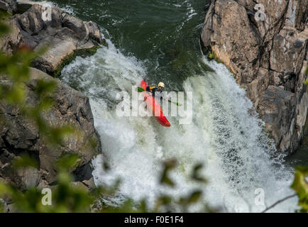 Szenen von zwei Kajakfahrer navigieren in den Rinnen im Great Falls National Park, Great Falls, Virginia Stockfoto