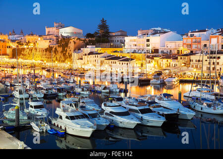 Blick über Hafen und Ayuntamiento de Ciutadella in der Nacht, Ciutadella, Menorca, Balearen, Spanien, Europa Stockfoto