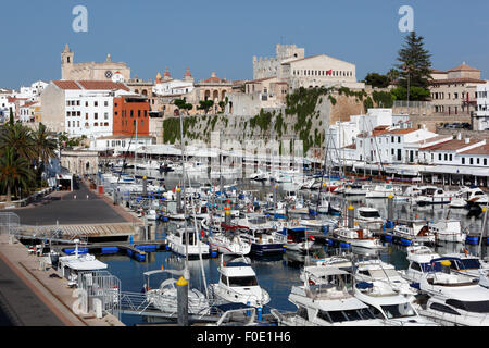 Blick über Hafen und Ayuntamiento de Ciutadella, Ciutadella, Menorca, Balearen, Spanien, Europa Stockfoto