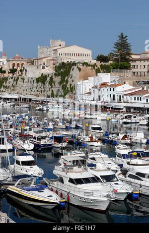 Blick über Hafen und Ayuntamiento de Ciutadella, Ciutadella, Menorca, Balearen, Spanien, Europa Stockfoto
