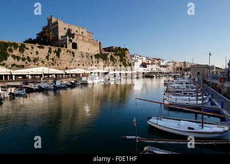 Blick über Ayuntamiento de Ciutadella und Hafen von Ciutadella, Menorca, Balearen, Spanien, Europa Stockfoto